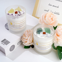 Handgemachte Sojawachs-Kerze mit Amethyst-Kristallen und Jasmin-Duft für Weihnachtsdekoration