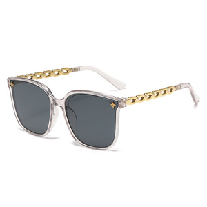 Lunettes de soleil pour femmes, monture noire, chaîne dorée, protection UV400, tendance pour les fêtes et les rassemblements - Product Image 4