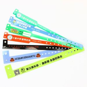 Pulsera de Vinilo PVC Personalizada con Logotipo para Festivales de Natación - Product Image 4