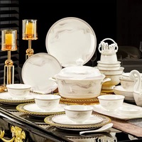 Collection de vaisselle en marbre nuageux artistique, veines grises douces, blanc laiteux, bordure dorée sophistiquée, service de table romantique