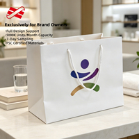 Sac shopping en papier blanc OEM avec poignée en corde torsadée et logo en arc coloré pour le commerce de détail bien-être