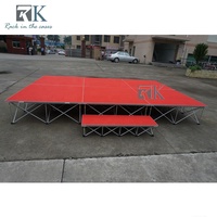 Scène mobile robuste avec escalier, finition moquette rouge