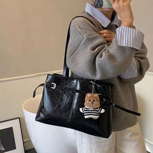 Sac fourre-tout vintage en cuir PU avec boucle, grande capacité, pour femme, sac à bandoulière de bureau, vente en gros personnalisée - Product Image 5