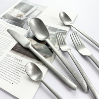 Ensemble de couverts jetables écologiques modernes en acier inoxydable 430, boîte cadeau, manche incurvé pour les fêtes, couteau à steak argenté, fourchette