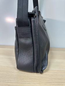 2025 Sac à main pour femme sac à main en cuir de couleur noire classique, présentant une finition en cuir souple et texturé. - Product Image 3