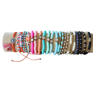 खुश उपहार गर्म बिक्री कस्टम नरम मिट्टी के कंगन के सामान की दोस्ती महिला लड़कियों के लिए अंग्रेजी अक्षर कोण - Product Image 1