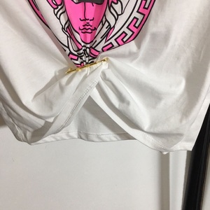 เสื้อยืดแขนสั้นผู้หญิงคอลเลคชั่นใหม่ประจำฤดูร้อนปี <span class=keywords><strong>2022</strong></span> พิมพ์ลายตัวอักษร ตกแต่งเข็มกลัดโลหะขนาดใหญ่ ดีไซน์เข้ารูปช่วงเอว สไตล์ลำลองและใช้งานได้หลากหลาย - Product Image 5