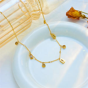 Colgante de Diamantes Cuadrados y Redondos de Estilo Minimalista y Moderno. Hermoso collar pequeño. - Product Image 5