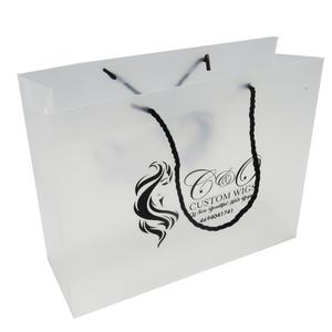 Bolsa de Plástico Esmerilado de Polipropileno con Asa para Regalos y Compras, Ecológica, con Logotipo Personalizado Impreso - Product Image 1