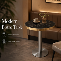 Table de bistrot de luxe en pierre frittée noire avec base carrée sur piétement doré, mobilier commercial pour restaurant