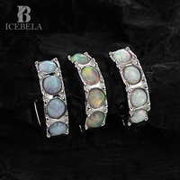 Boucles d'oreilles Icebela Jewelry en argent sterling hypoallergénique avec opale colorée sertie dans un cadre unique