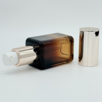 Flacon carré en verre dégradé ambré de luxe de haute qualité avec pompe dorée et bouchon à vis en aluminium 30 ml pour sérum et crème essentielle de soin de la peau