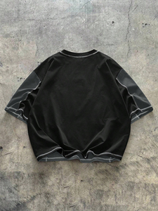 T-shirt Urban Street nera e grigia con cuciture a contrasto, in rete, oversize, a maniche corte, con badge in metallo, traspirante, streetwear estivo. - Product Image 2