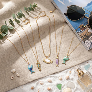 Collana con Ciondoli a Tema Oceano, Simpatici Pesci Tropicali, Conchiglie in Madreperla e Animali Marini Smaltati - Vendita all'Ingrosso - Product Image 1