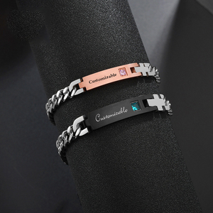 Bracelet élégant pour couples en acier titane avec pendentif cylindrique à quatre faces orné de diamants, gravure laser simple et lisse, tendance en acier inoxydable - Product Image 3