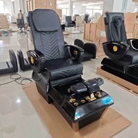 Fauteuil de pédicure de luxe noir et or avec dossier à coutures en V, finitions plaquées or, station de massage professionnelle