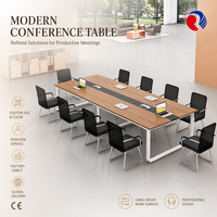 Table de réunion contemporaine avec surface spacieuse, accès intégré aux appareils et base blanche élégante