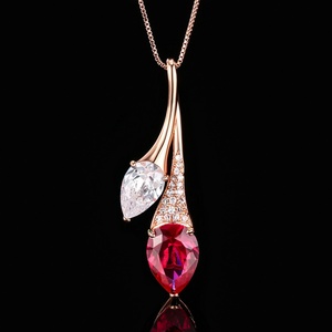 Collier pendentif élégant et lisse en cuivre écologique avec zircone cubique rouge et verte taille poire, bicolore, pour femme, usage quotidien - Product Image 4