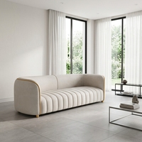 Canapé en cuir côtelé crème avec garniture en métal doré, canapé moderne minimaliste lumineux pour salon ensoleillé