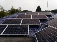 Système de fixation de tuiles solaires sur mesure pour toiture, adapté aux résidences, avec support réglable et kit de rail en aluminium.