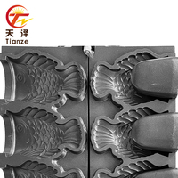 Une grande machine commerciale Taiyaki de fabrication et de cuisson de gaufres Taiyaki à trois ouvertures