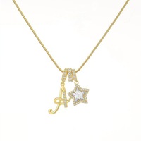 Collier pendentif en or plaqué 22 carats en forme d'étoile de Noël, bijoux minimalistes à la mode, cadeau polyvalent et tendance pour femmes