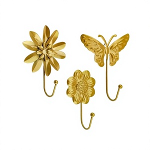 Crochets muraux vintage faits à la main en aluminium plaqué laiton à motif végétal pour suspendre les clés de voiture et les vêtements - Product Image 1