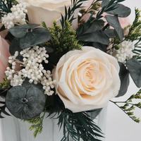 Bouquet de roses éternelles préservées dans un vase en céramique, centre de table pour mariage, décoration de table