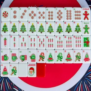 Oferta Especial: Juego de Mahjong Americano Rojo de 160 Cartas Exquisitamente Grabadas, Plegable y Portátil, con Fichas Acrílicas de 4 Capas para una Experiencia Familiar de Lujo - Product Image 2