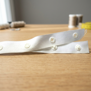 Ruban à boutons-pression en plastique DK-679, largeur 18 mm |   Bande de sangle en plastique blanc avec boutons-pression circulaires pour la fixation de vêtements - Product Image 4