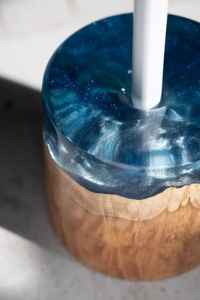 โซลูชันการจัดเก็บบนโต๊ะทำงานสุดสร้างสรรค์ด้วยงานเรซิ่นและที่ใส่ปากกาไม้ ผสมผสานงานศิลปะเรซิ่นสมัยใหม่กับไม้เนื้อแข็ง - Product Image 3