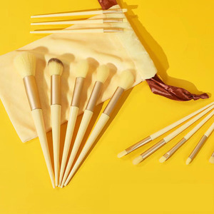 Offre Spéciale : Ensemble de 13 Pinceaux de Maquillage Professionnels en Fibres Synthétiques Vertes avec Pinceaux à Paupières et Trousse par Colorful Medium - Product Image 2