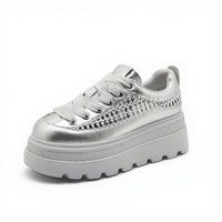 Baskets tendance 2026 pour femmes à plateforme épaisse, respirantes, perforées étoiles, chaussures de marche décontractées, rehaussantes, OEM/ODM