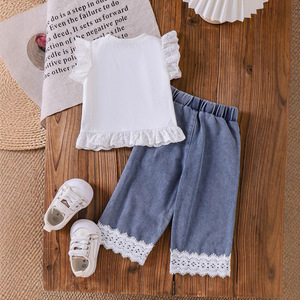 Completo Estivo 2026 per <span class=keywords><strong>Bambina</strong></span> Stile Europeo Americano in Cotone con Pizzo, Blusa a Maniche a Volant con Fiocco e Pantaloni Morbidi con Patch - Product Image 2