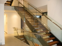 Escalier personnalisé Prima pour villa, escalier droit intérieur en verre trempé flottant avec rampe en métal, garde-corps en verre