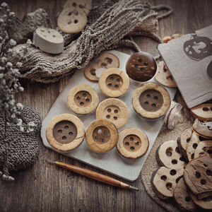 Botones de Malla de Coco de Borde Ancho de 10mm-20mm con 4 Agujeros para Coser Camisas, Cárdigans, Suéteres, Abrigos - Lavables al por Mayor - Product Image 3