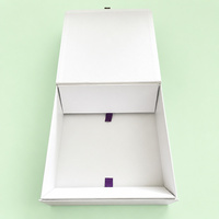 Boîte cadeau pliable blanche personnalisée, boîte rigide pliante monobloc avec fermeture à ruban pour l'emballage de vêtements et d'écharpes