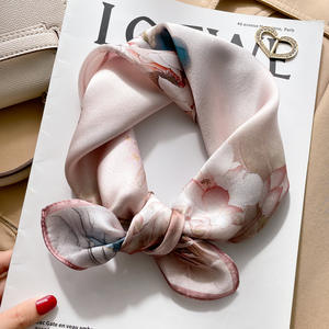 Écharpes carrées <span class=keywords><strong>de</strong></span> luxe vintage en soie 100% à imprimé floral pour femmes, accessoires fantaisie pour le cou, vente en gros - Product Image 3