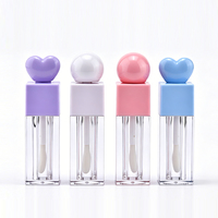 Tube carré en plastique pour gloss à lèvres de 4 ml avec logo personnalisé disponible, grand applicateur à boule et capuchon en forme de cœur