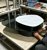 Table basse moderne irrégulière à double plateau en verre trempé et table centrale personnalisée pour salon et projets hôteliers