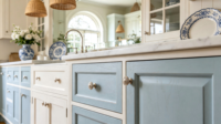 Meubles de cuisine sur mesure bicolores style Shaker blanc et bleu clair avec îlot en marbre pour projet de maison de plage - Vente en gros