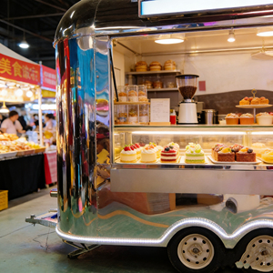 Chariot de vente en acier inoxydable épuré de style Airstream rétro pour la vente de desserts et de boissons avec des roues à roulement fluide - Product Image 1