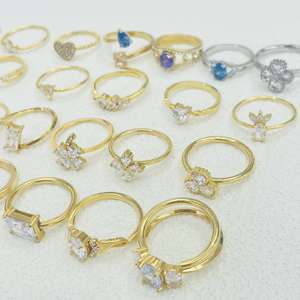 <span class=keywords><strong>Bague</strong></span> de mariage pour femme en acier inoxydable plaqué <span class=keywords><strong>or</strong></span> <span class=keywords><strong>18</strong></span> <span class=keywords><strong>carats</strong></span> de haute qualité, personnalisée en gros, avec diamants colorés, simple et tendance - Product Image 1