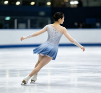 Robe de patinage artistique à manches longues dégradé bleu argenté, dos en V en maille, jupe ornée de strass pour filles adultes, compétition et performance