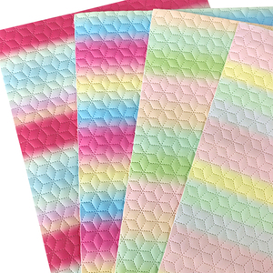 Cuero de vinilo en relieve prismático arcoíris Cuero de imitación de color acolchado para hacer bolso DIY llaveros con lazo cartera accesorio artesanal - Product Image 4