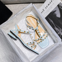 Sandales d'été 2026 à talon bas pour femmes, avec rivets et ruban fin, style coréen tendance, grandes tailles, à porter comme des chaussons