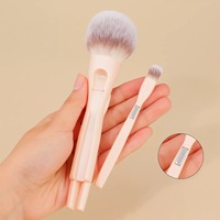 Kit de Maquillage Portable 4-en-1 en Cheveux Synthétiques avec Connexion Magnétique pour Voyage – Fond de Teint, Anti-cernes, Fard à Joues, Brillant à Lèvres, Fard à Paupières – Gain de Place