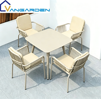 Ensemble de table et chaises de salle à manger d'extérieur en aluminium, style moderne et minimaliste, durable, facile d'entretien, résistant aux UV, empilable, pour cour.