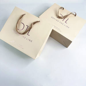 Bolsa de Papel de Lujo Biodegradable con Lámina Dorada para Empacar Ropa y Zapatos, Logotipo Personalizado con Asa de Cinta - Product Image 2