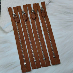 Haute Qualité 3 #   Fermeture éclair métallique avec tirette en cuir marron, fermeture éclair métallique personnalisée à extrémité fermée pour T-shirts et polos - Product Image 5